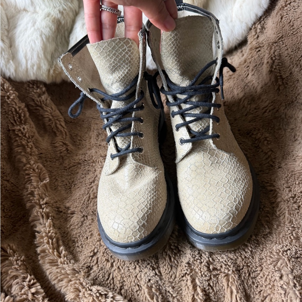 Beige snakeskin Textured Lace-Up Combat Boots doc marten - Picture 2 of 6